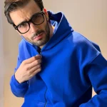 سوییشرت زیپی رنگ آبی - مدل پوشیده