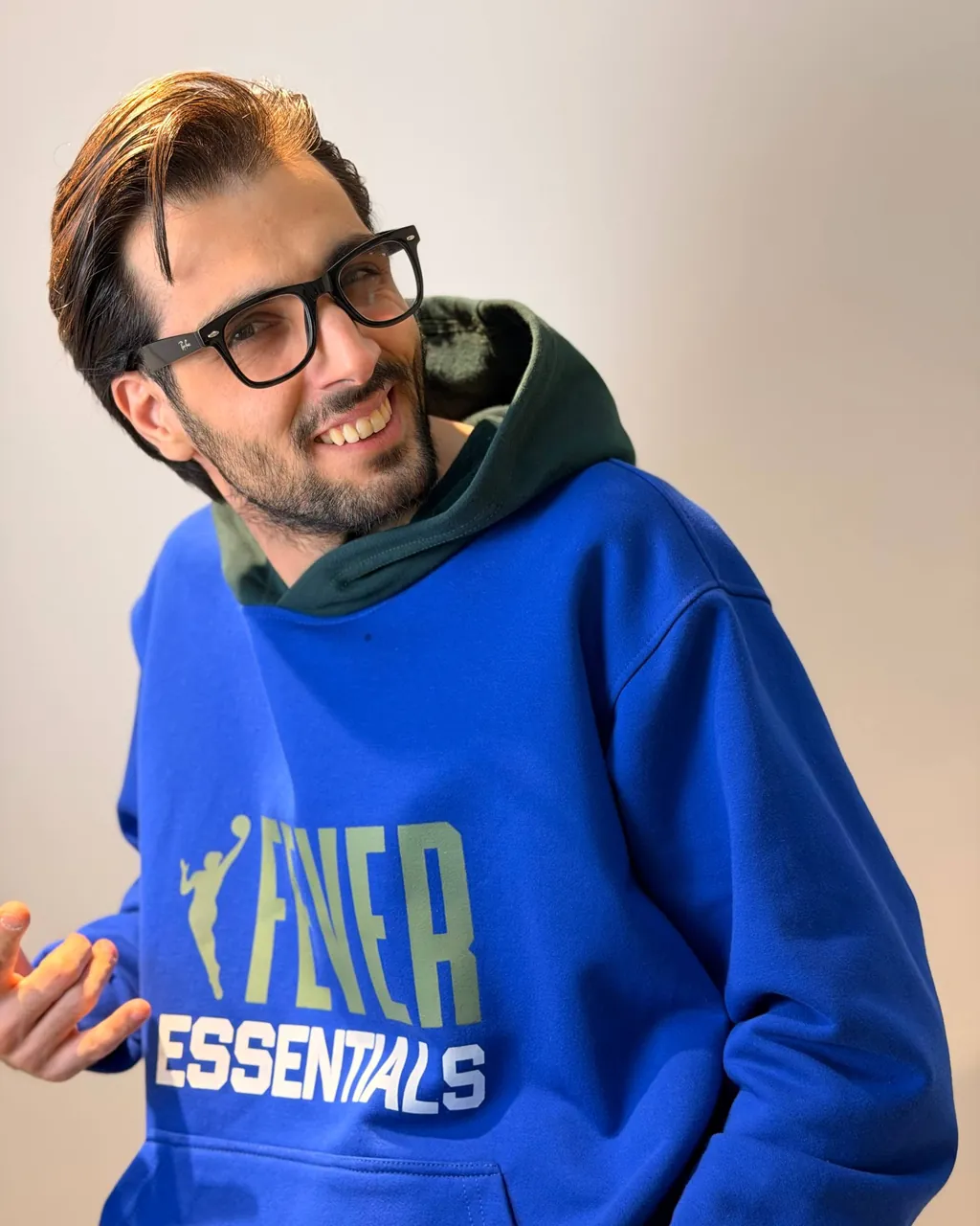 هودی Fever Essentials وارداتی رنگ آبی - مدل پوشیده