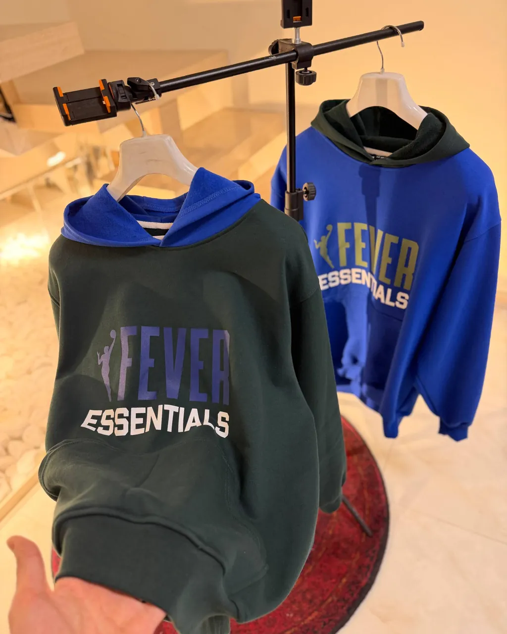 هودی Fever Essentials وارداتی - رنگ آبی و سبز روی چوبلباسی