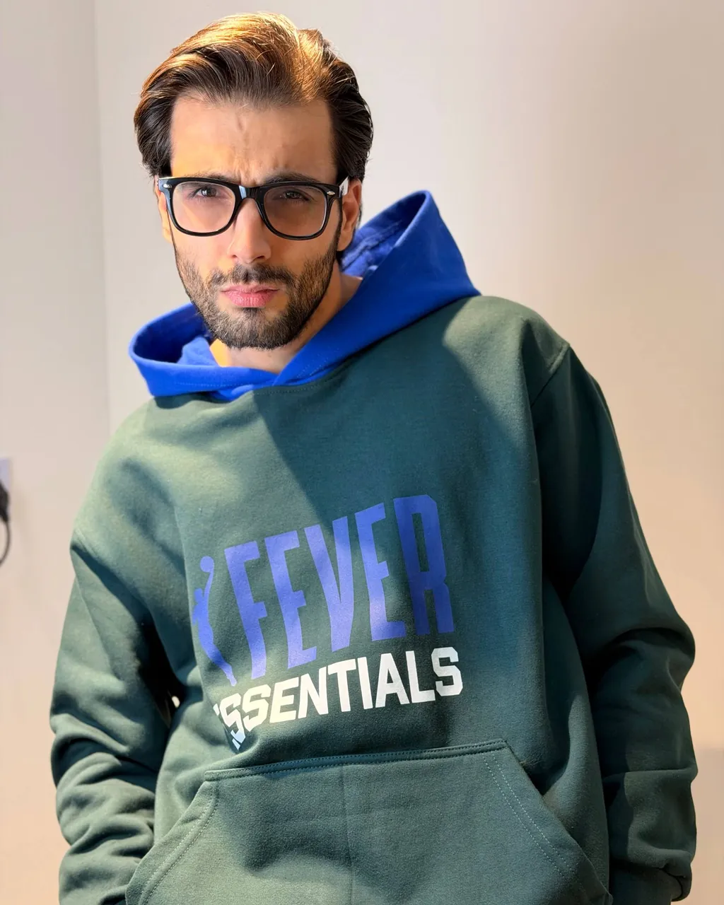 هودی Fever Essentials وارداتی رنگ سبز - مدل پوشیده