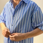 جزئیات یقه ابری پیراهن راه‌راه آبی جیستو