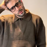 بافت نیم‌زیپ یقه شکاری رنگ قهوه‌ای - مدل پوشیده