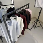 رنگ‌بندی کامل پیراهن لینن باکسی روی چوب‌لباسی