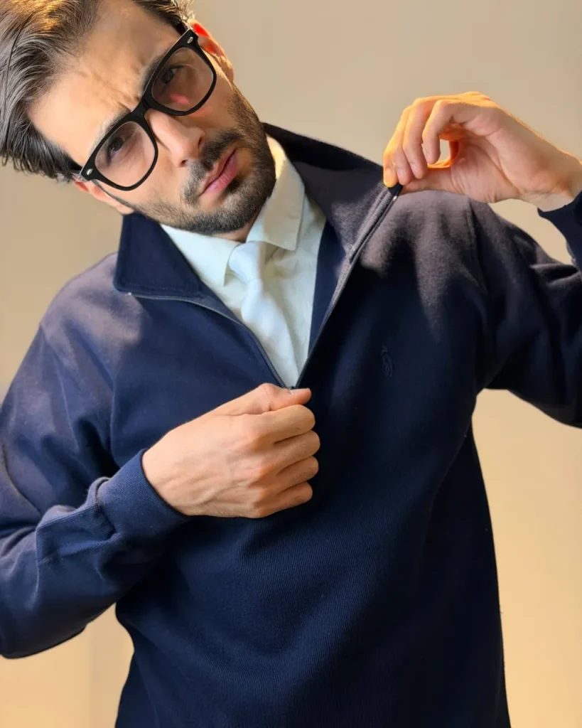 نیم‌زیپ سلانیک پولو رنگ سرمه‌ای - مدل پوشیده
