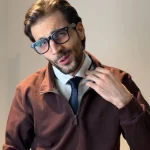 نیم‌زیپ سلانیک پولو رنگ قهوه‌ای - مدل پوشیده