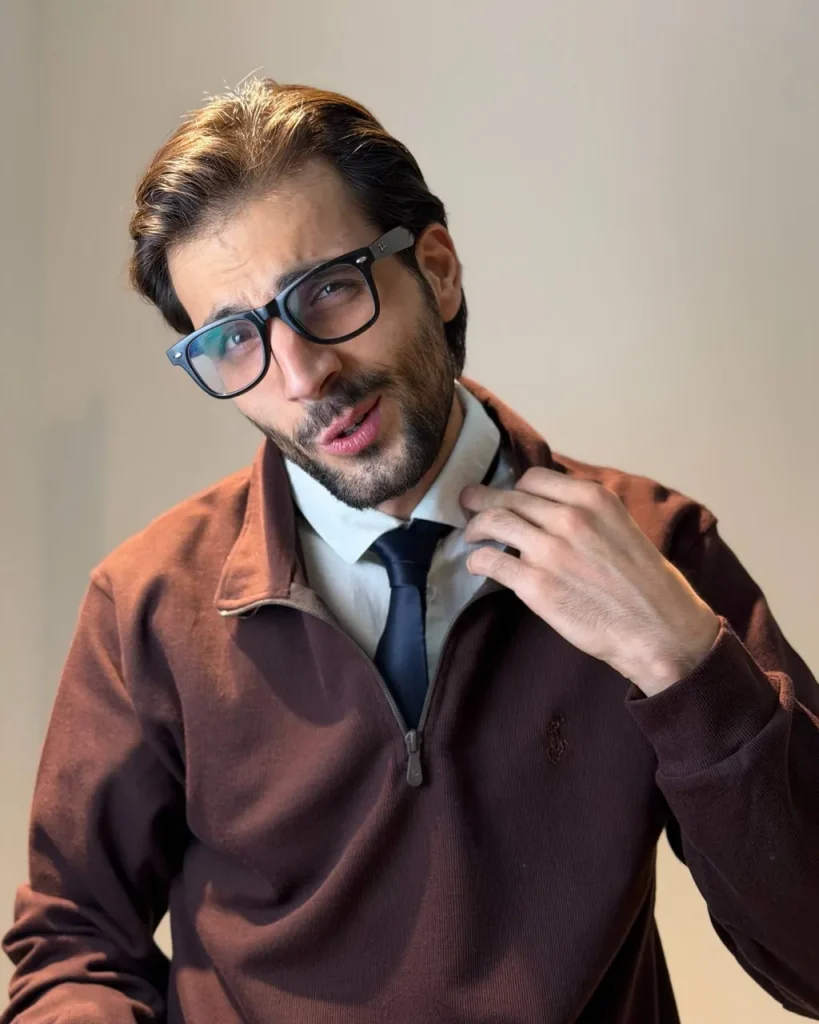 نیم‌زیپ سلانیک پولو رنگ قهوه‌ای - مدل پوشیده
