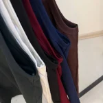 تنگ‌تاپ - رنگ‌بندی روی چوب‌لباسی