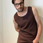 تنگ‌تاپ رنگ قهوه‌ای - مدل پوشیده
